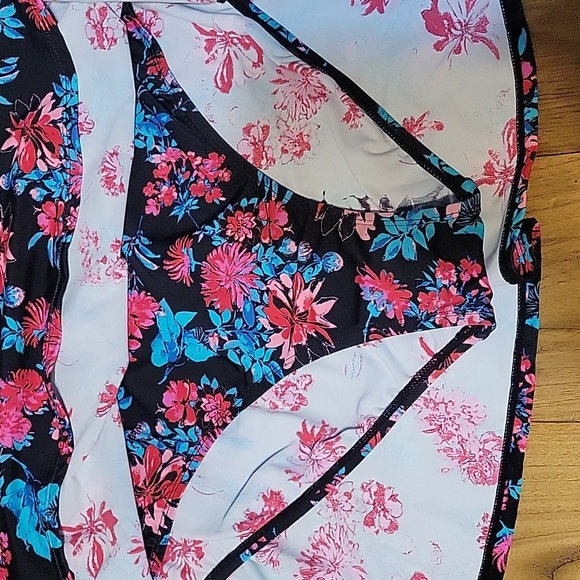 D&Co 22W floral swim dress with capped sleeves and built in cups - Picture 4 of 7